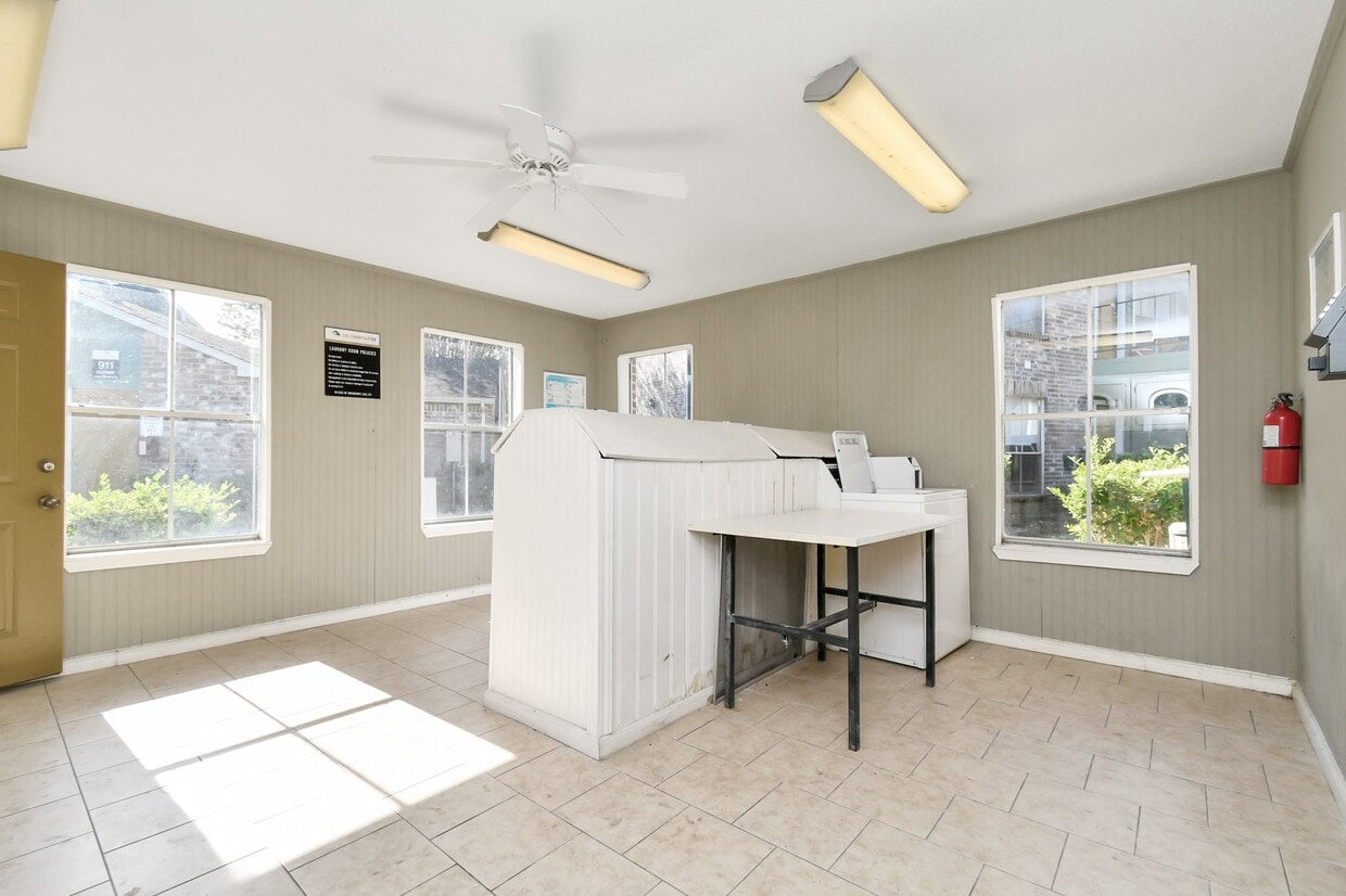 Foto principal - 7700 W Airport Blvd