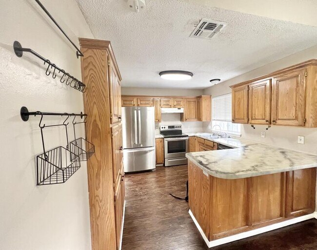 Building Photo - 5215 Northview Dr