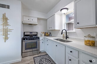 1BR, 1BA - 625SF - Kitchen - Gardens At Westgate