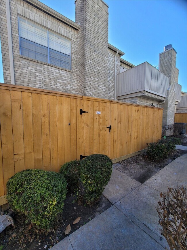 Building Photo - 3800 Tanglewilde St