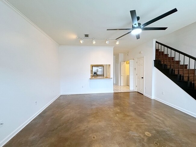 Building Photo - 3 BEDROOM TOWNHOUSE OFF ESSEN BETWEEN I-10...