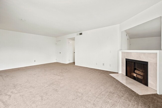 Building Photo - Live in the heart of Glendale