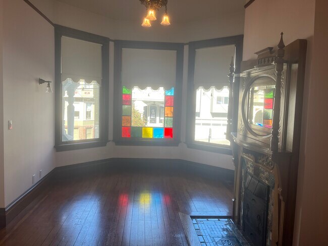 Beautiful windows and fireplace in living room - 519 Clayton St