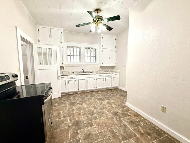 Foto del edificio - 1501 N Washington St