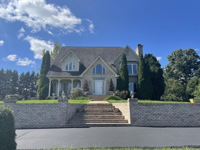 Building Photo - 855 Deercroft Dr