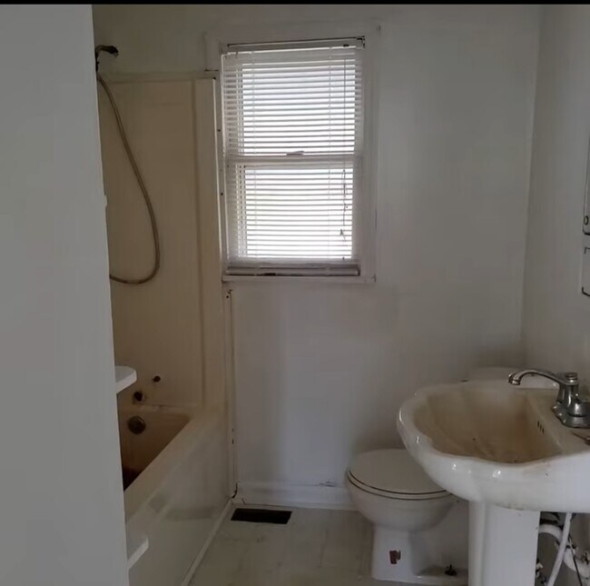 full bath - 2202 Trailwood Dr