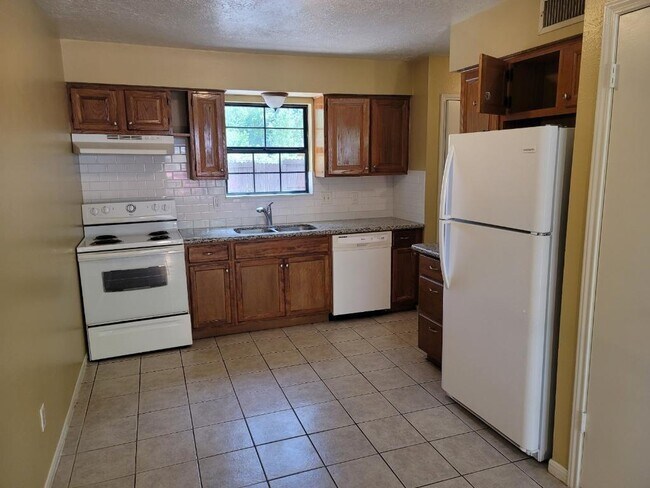 Building Photo - 1706 Longview St