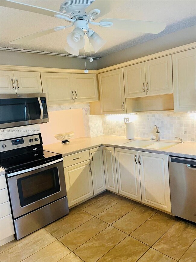 Building Photo - 4970 E Sabal Palm Blvd