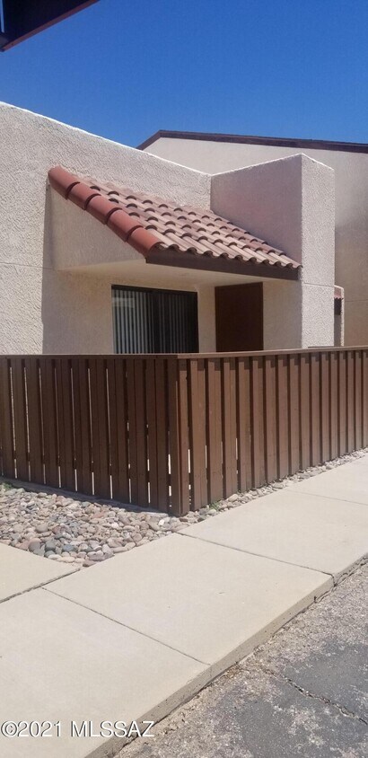 Primary Photo - 9420 E Speedway Blvd