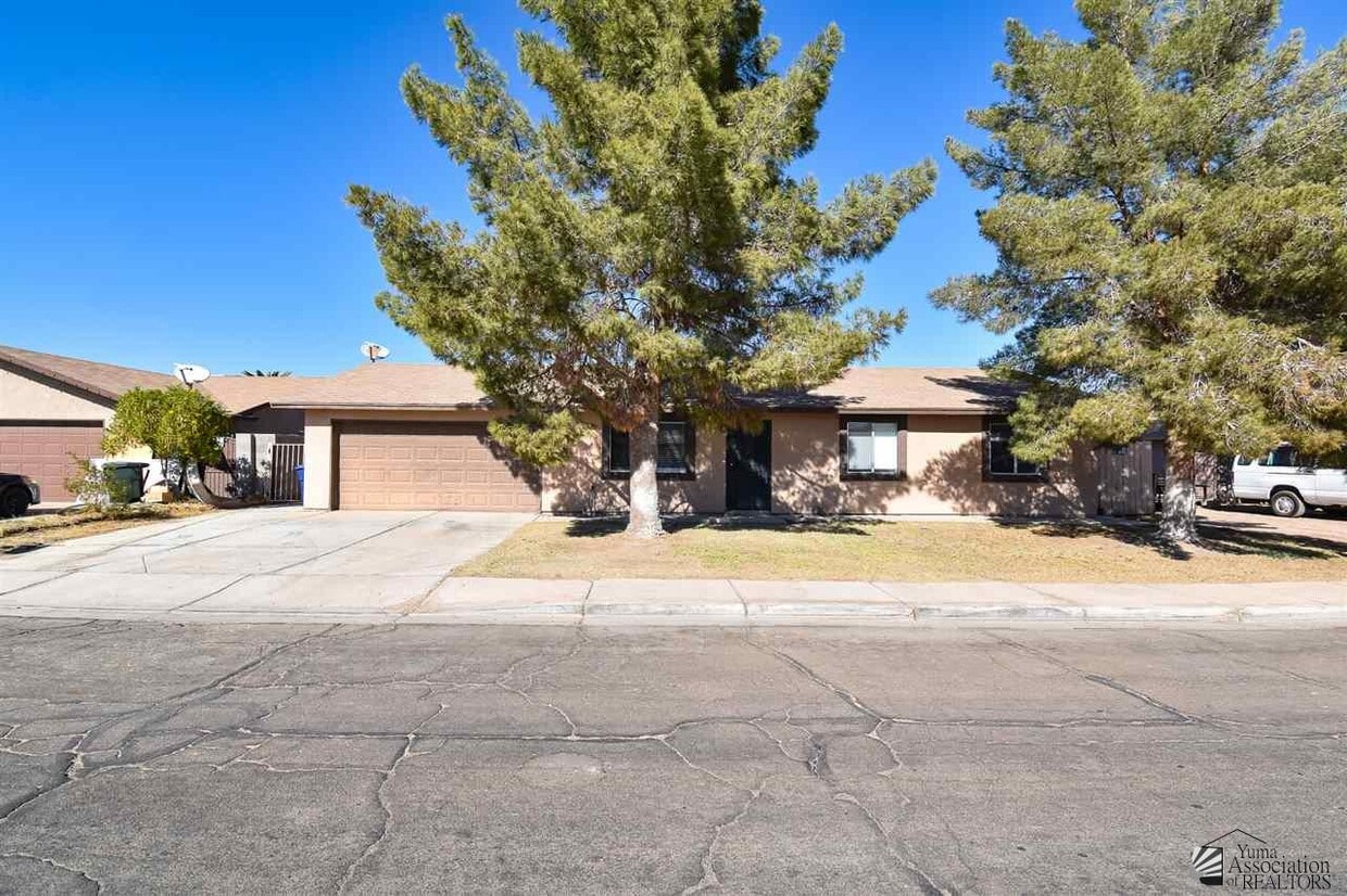 Primary Photo - 4660 W 18th Pl