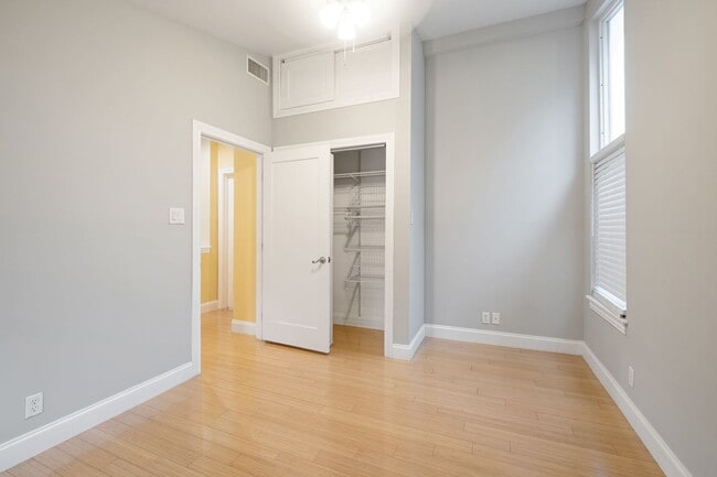 Building Photo - Updated & Well Maintained Home in Central ...