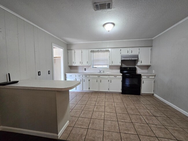 Building Photo - 140 Alaska St