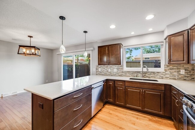Building Photo - 2 Bedroom 2.5 Bath Townhome in Southeast D...