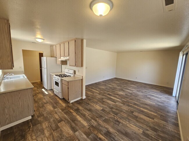 Building Photo - 2/1 Condo Available in Corning!
