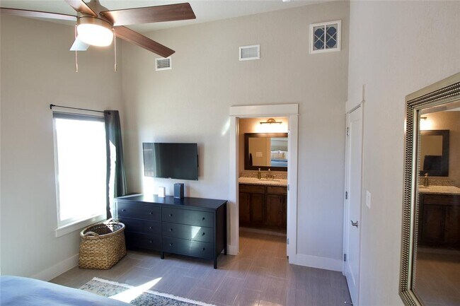 Building Photo - 1240 Canyon Shores