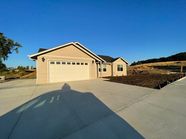 Foto del edificio - Newer 3 Bed 2 Bath Home In New Sutherlin D...