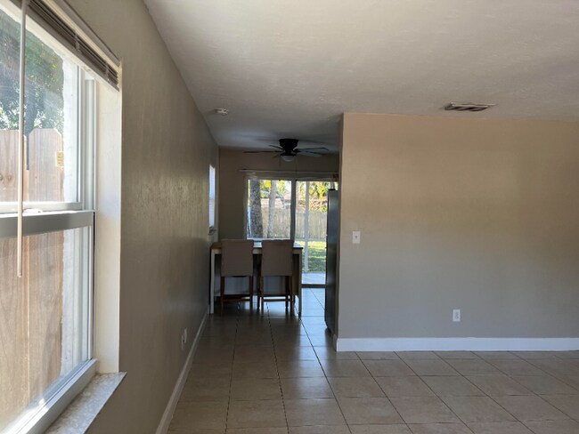 Foto del edificio - 11582 Dean St