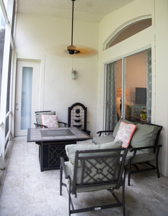 Building Photo - 9825 Mantova Dr