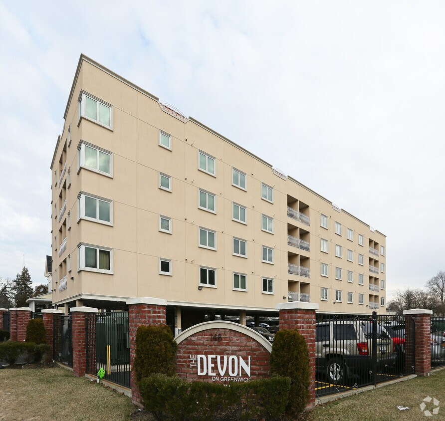 The Devon on Greenwich Apartments in Hempstead, NY