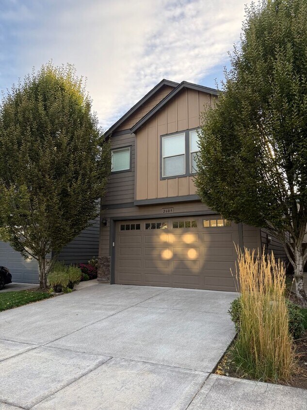 Primary Photo - Beautiful 3 Bedroom House with High Ceilin...