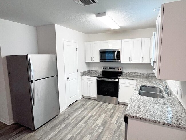 Building Photo - 15717 Del Norte Dr
