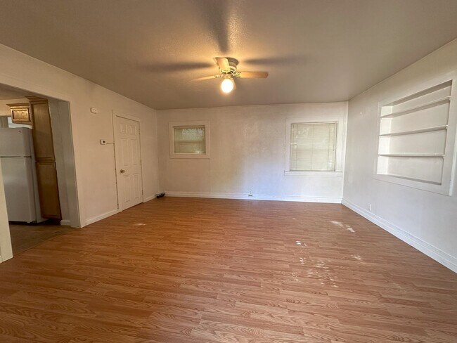 Building Photo - Two bed, one bath house