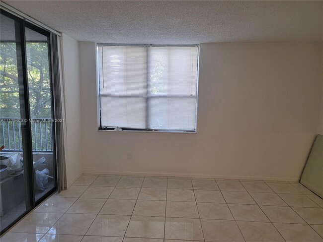 Foto del edificio - 100 NW 76th Ave