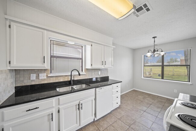 Building Photo - 1135 N Hickory Dr