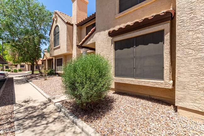 Building Photo - 921 W University Dr