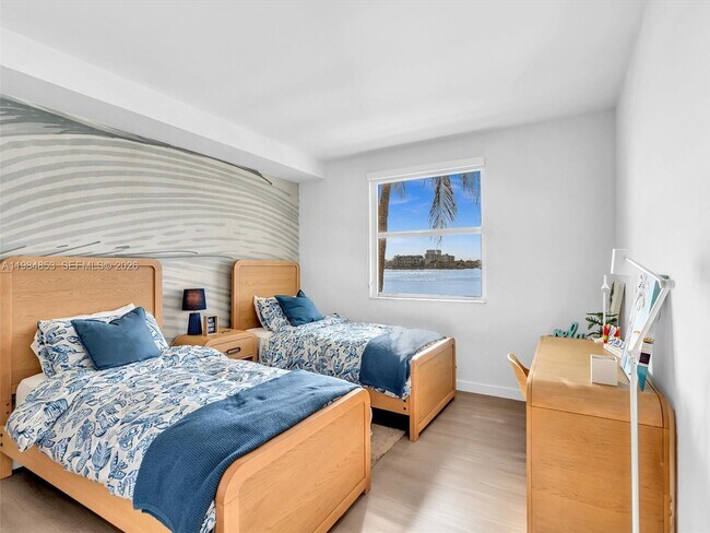 Foto del edificio - 17150 N Bay Rd