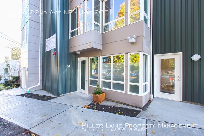 Building Photo - Modern Studio Apt. Near UW!