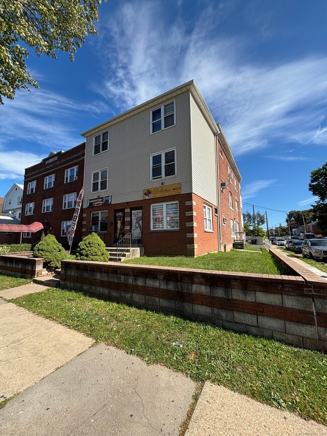 Building Photo - 552 Franklin Ave