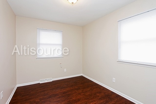Building Photo - 916 W 68th Pl