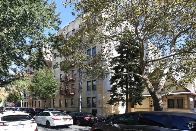 Building Photo - 1061 E 13th St