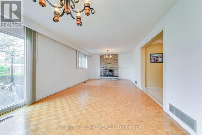Photo du bâtiment - 2125 Varency Dr