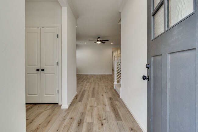 Foto del edificio - Welcome to Bungalow Heights! Edmond Townhome w/ Balcony, Yard & Resort Amenities