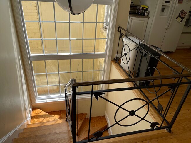 Entrada por escalera - 1666 32nd St NW