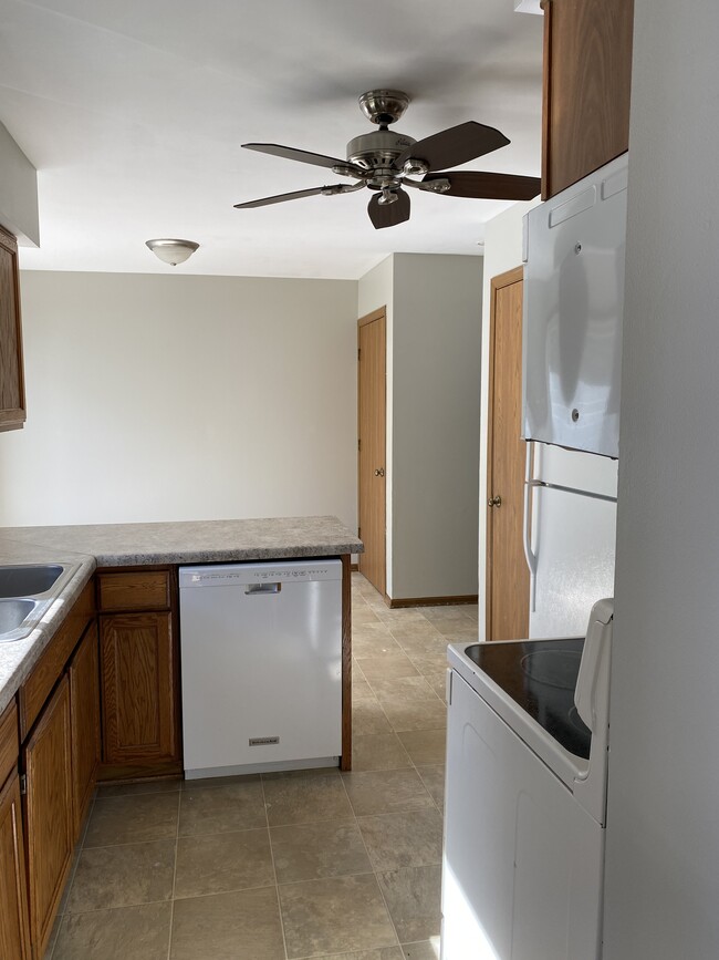 Kitchen - 7111 Ashwood Ln