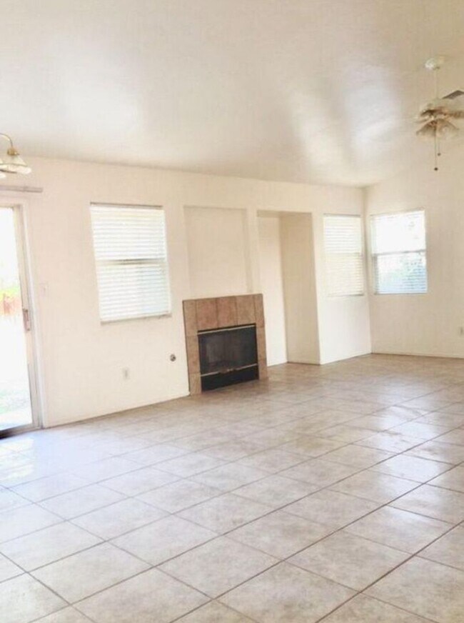 Building Photo - Northwest Bakersfield Rental – Available Now
