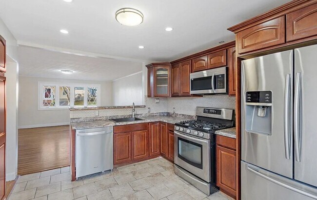 Building Photo - 32 Violet St