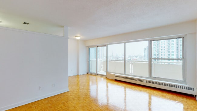 Photo du bâtiment - 60 Daly Avenue – Canadiana Apartments