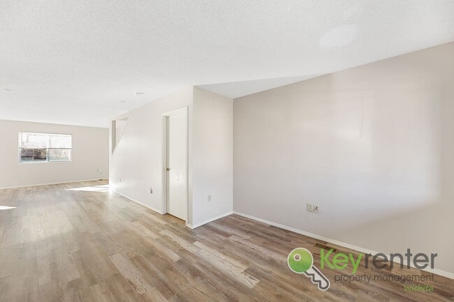 Building Photo - Beautiful 3 Bed 2.5 Bath townhome with easy commute anywhere in town!