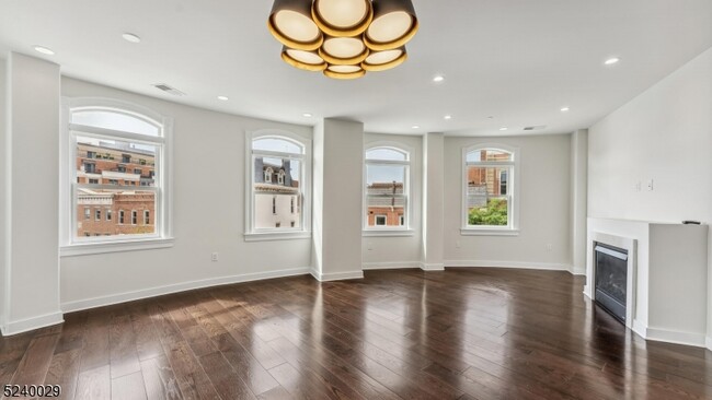 Building Photo - 24 N Park Pl