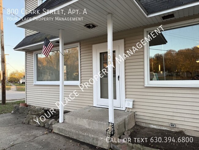 Building Photo - HUGE, REMODELED 3BR, 1BA with in unit wash...