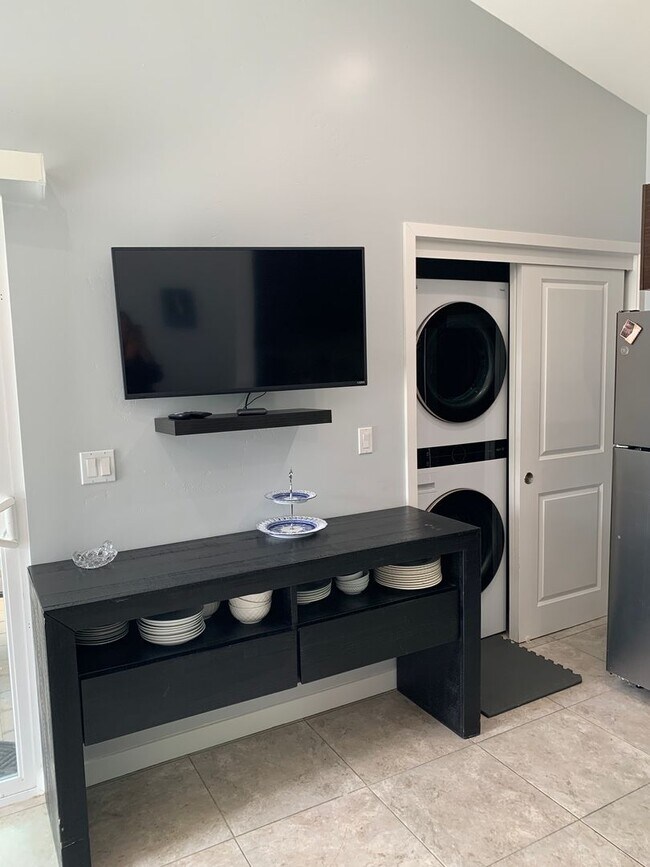 Foto del edificio - FURNISHED 2+ 2 Cottage - Downtown Ventura