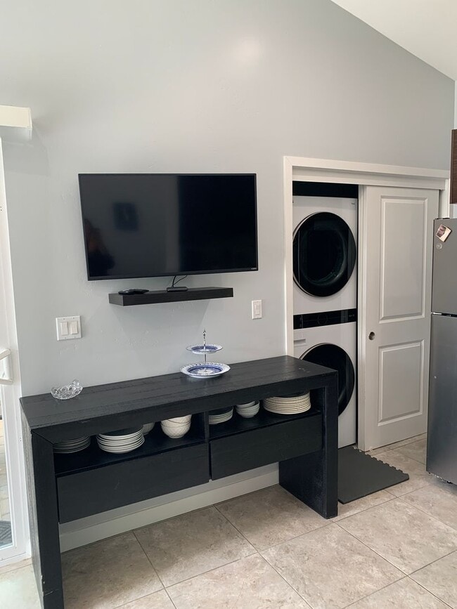 Building Photo - FURNISHED 2+ 2 Cottage - Downtown Ventura