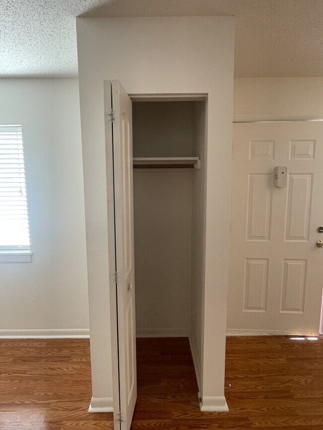 2 dormitorios - armario para abrigos - Deer Run Apartments