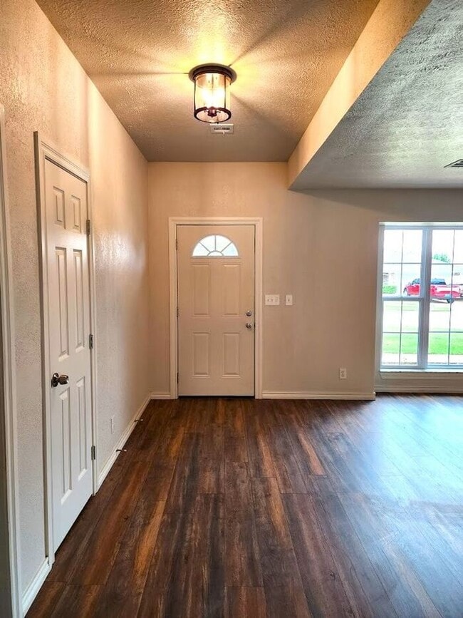 Building Photo - 4 Bed 2.5 Bath 2 Car Garage in Camelot Addition NW OKC