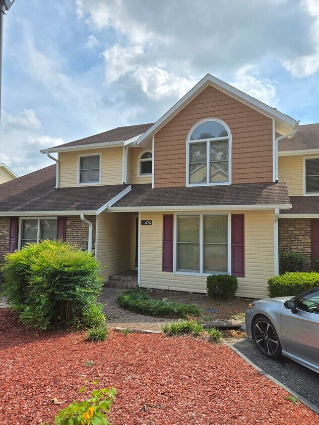 Foto principal - Spacious Townhouse for Rent!