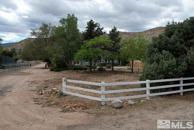 Foto del edificio - 215 Mule Deer Rd